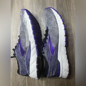 Brooks women’s adrenaline shoe size 9.5